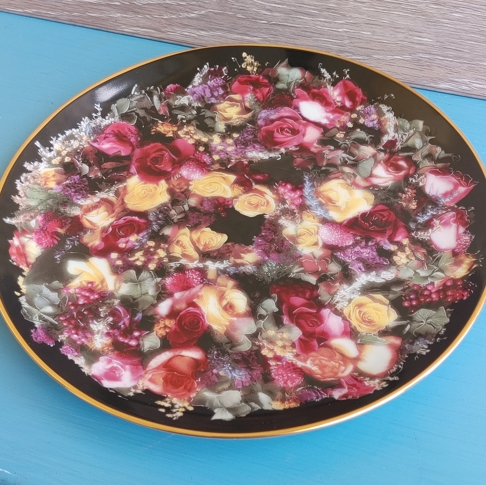 Artaffects Decorative Plate with Vibrant Roses